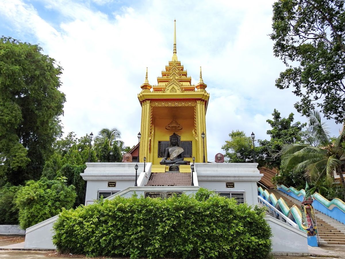 Wat Phu Khao Thong photo 2