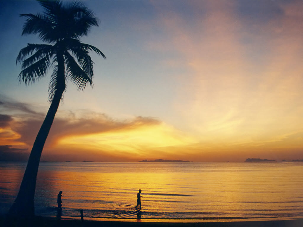 Lipa Noi at sunset in 2004. The islands on the horizon are Ang Thong. Photo: Manfred Werner, Wikimedia Commons, CC BY-SA 3.0. Lipa Noi Beach at sunset, palm silhouettes in the foreground and islands on the horizon