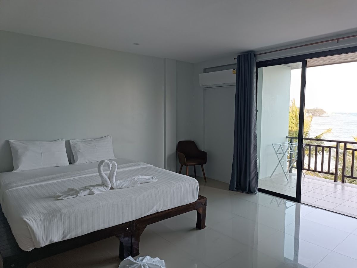 Baan Ampai pool and grounds in Lipa Noi