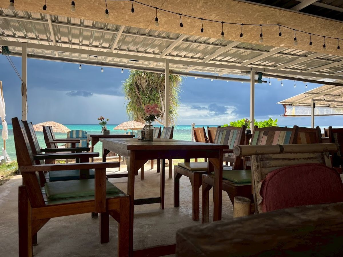 I-Talay Beach Bar exterior in Lipa Noi