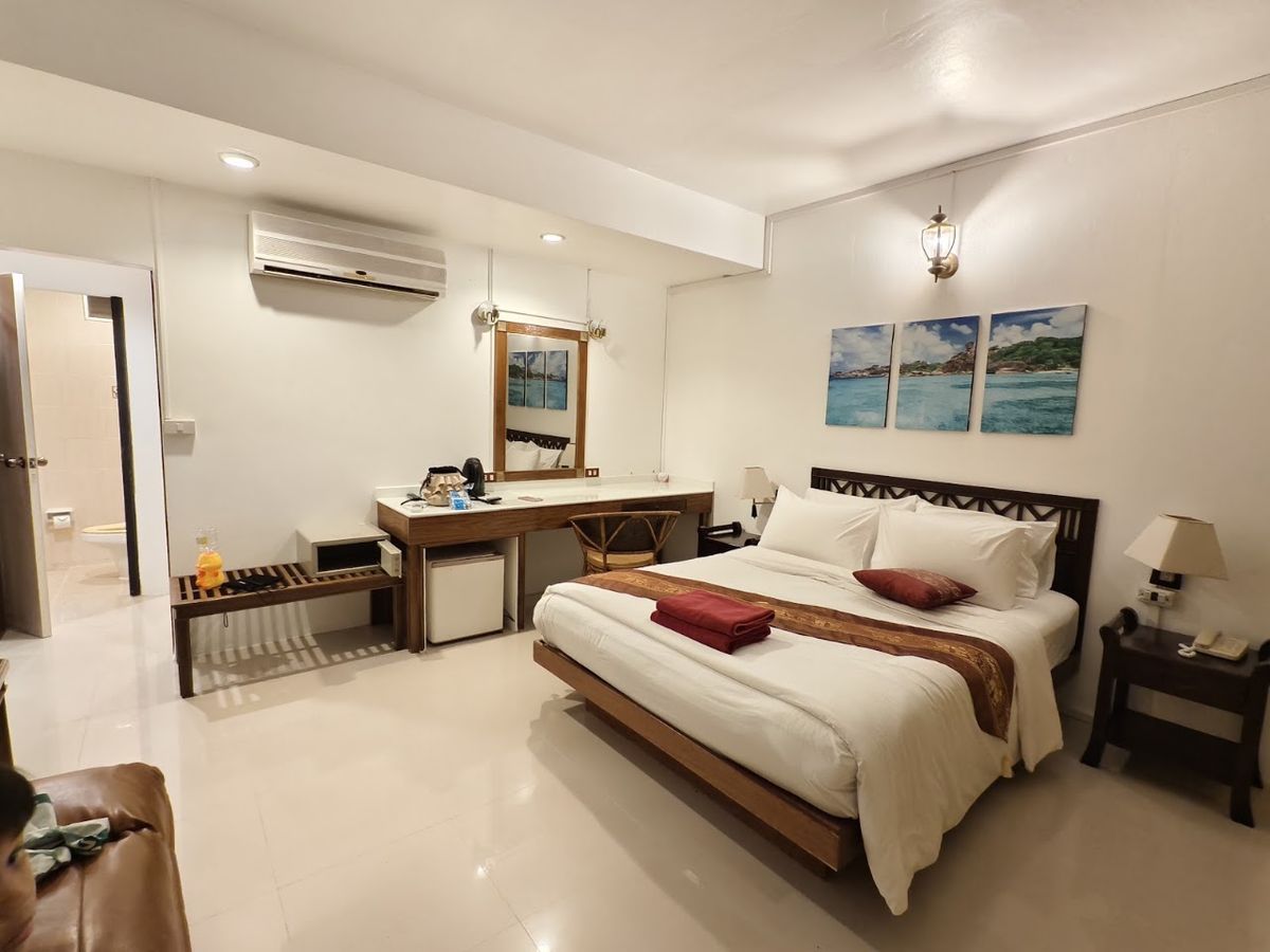 The Ocean Resort pool and grounds in Maenam